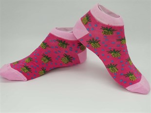 Ananas desenli dört adet asorti renkli pamuklu bayan patik çorap.